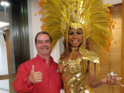 Tour Guide Gus posing with a pasista.